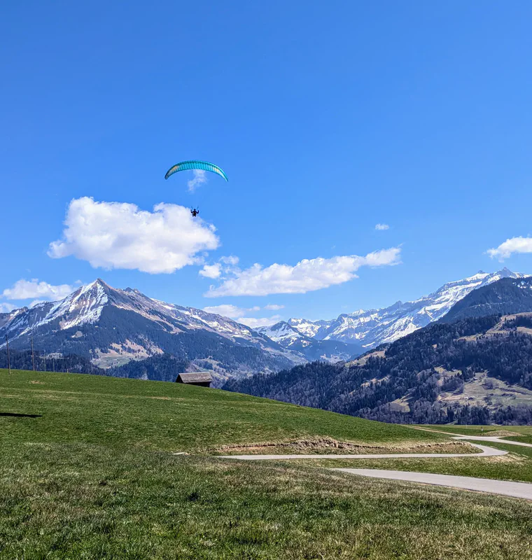 Élève ayant réussi son brevet de parapente suisse