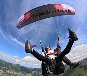 Vol découverte parapente - Passagère heureuse avec son cadeau original