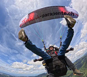 Sourire radieux en vol biplace - Bon cadeau parapente réussi