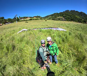 Satisfaction client après baptême parapente avec bon cadeau