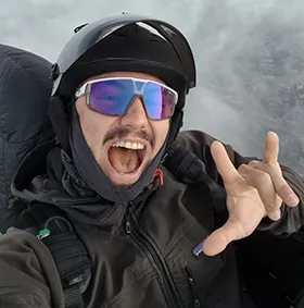 Henri, pilote biplace commercial FSVL et assitant au décollage chez Thalia Parapente