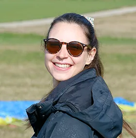 Julie, pilote FSVL et assistante au décollage chez Thalia Parapente