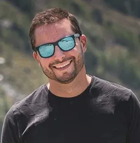 Marco, co-fondateur et responsable des vols biplace et de la vente de matériel chez Thalia Parapente à Charmey