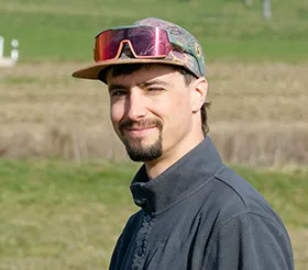 Simon, pilote FSVL et assistant au décollage chez Thalia Parapente