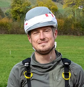 Sylvain, pilote FSVL et assistant au décollage chez Thalia Parapente