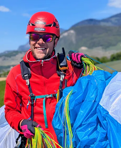 Portrait de Jocelyn avec sa voile dans les mains