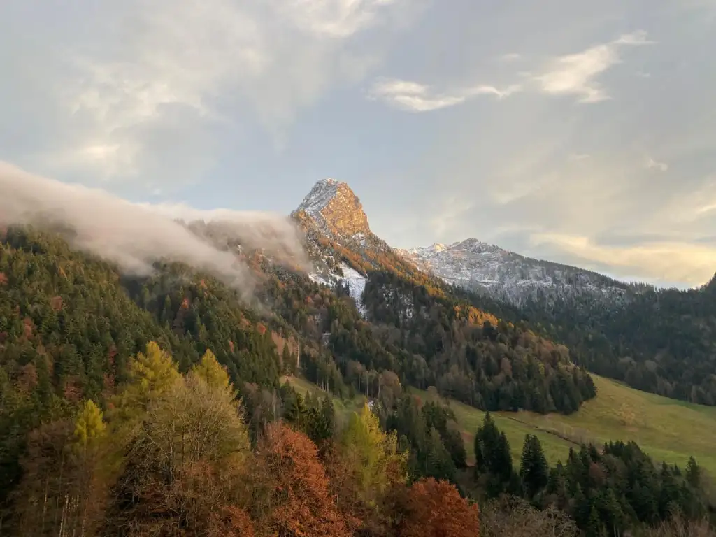 Nuages dévalant la pente sous la Dent de Jaman, se dissipant toujours sensiblement au même endroit du fait du réchauffement de l’air et de l’assèchement associé.