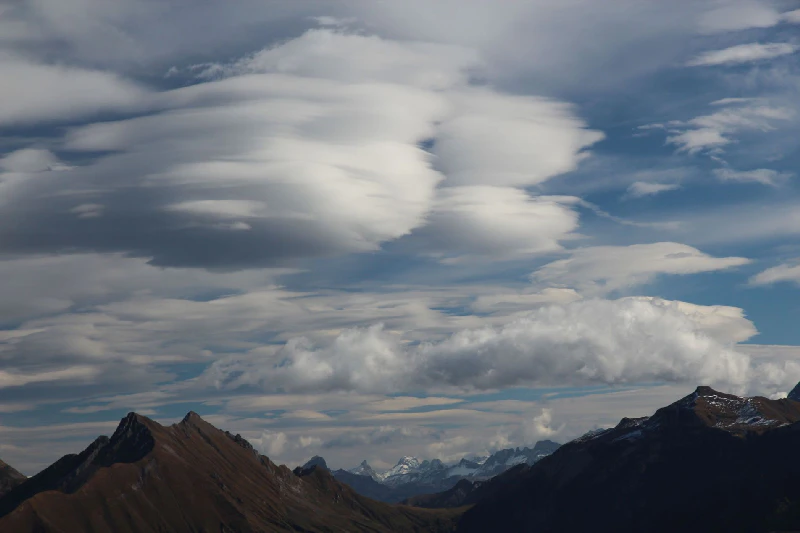 Nuages lenticulaires indicateurs de foehn en parapente Suisse Centrale