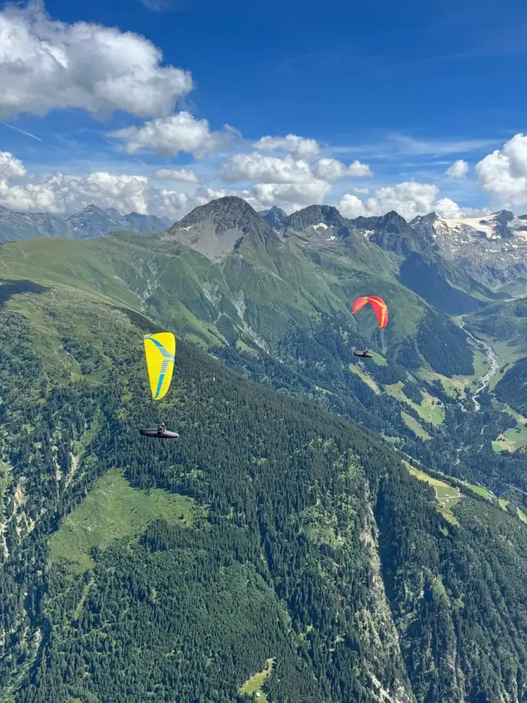 Deux parapentes en cross au dessus des alpes