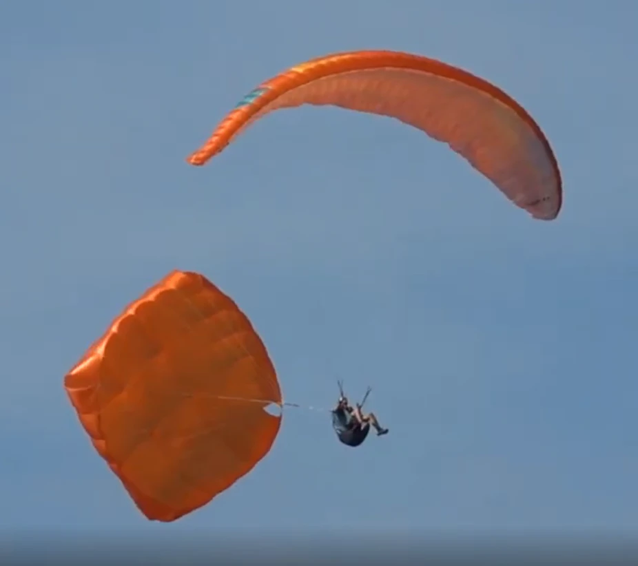 Simulation d'ouverture du parachute de secours lors d'un stage SIV