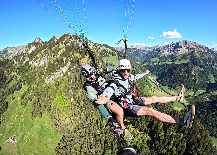 Vue sur les Gastlosen lors d'un baptême parapente à Charmey