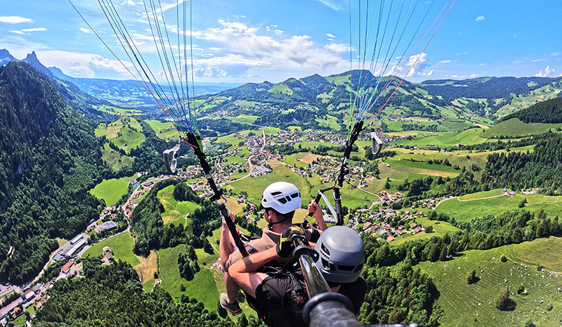 Vue sur le Val-De-Charmey lors d'un baptême de parapente avec Thalia Parapente