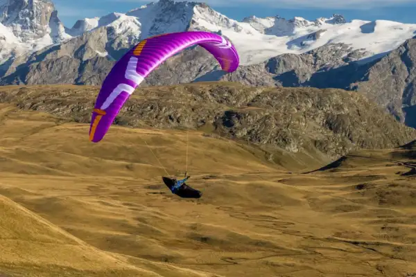 Ozone vibe GT en vol devant les alpes