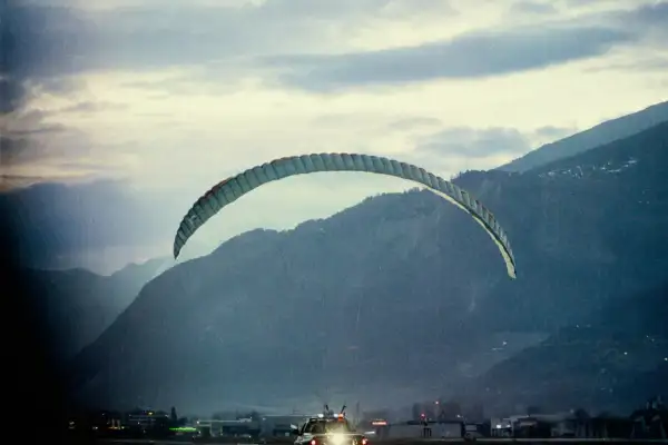 Homologation parapente EN A, B, C, D : comment choisir sa première aile ? Test de charge maximale à 8G