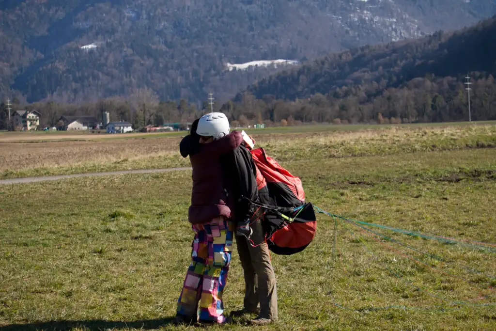 Arrivée du premier vol solo d’Aline pendant son stage d’initiation parapente