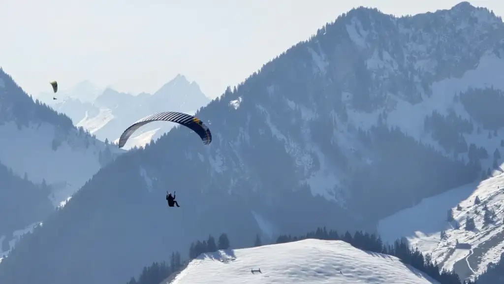 Aline en vol à Charmey pendant sa formation de parapente