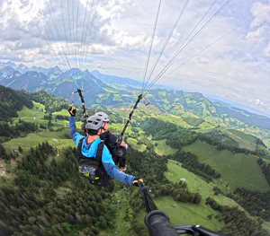 Grand Vol en parapente biplace à Charmey avec panorama sur la Gruyère