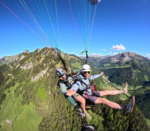 Passager en vol biplace à Charmey avec vue sur les Gastlosen et les Préalpes fribourgeoises
