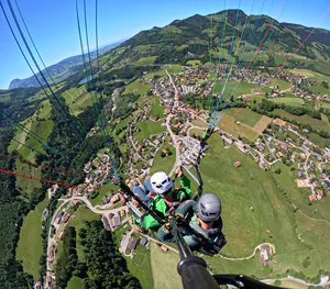 Parapente biplace depuis Vounetz avec vue sur Charmey et la vallée de la Gruyère