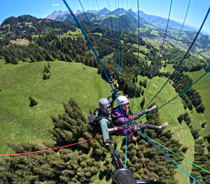 Vol biplace en parapente à Charmey au-dessus des alpages de la Gruyère