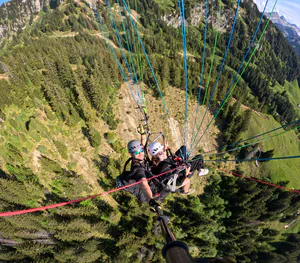 Vol dynamique en parapente à Charmey au-dessus des reliefs de la Gruyère