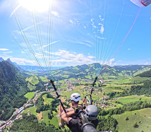 Vue aérienne de Charmey pendant un vol en parapente biplace depuis Vounetz