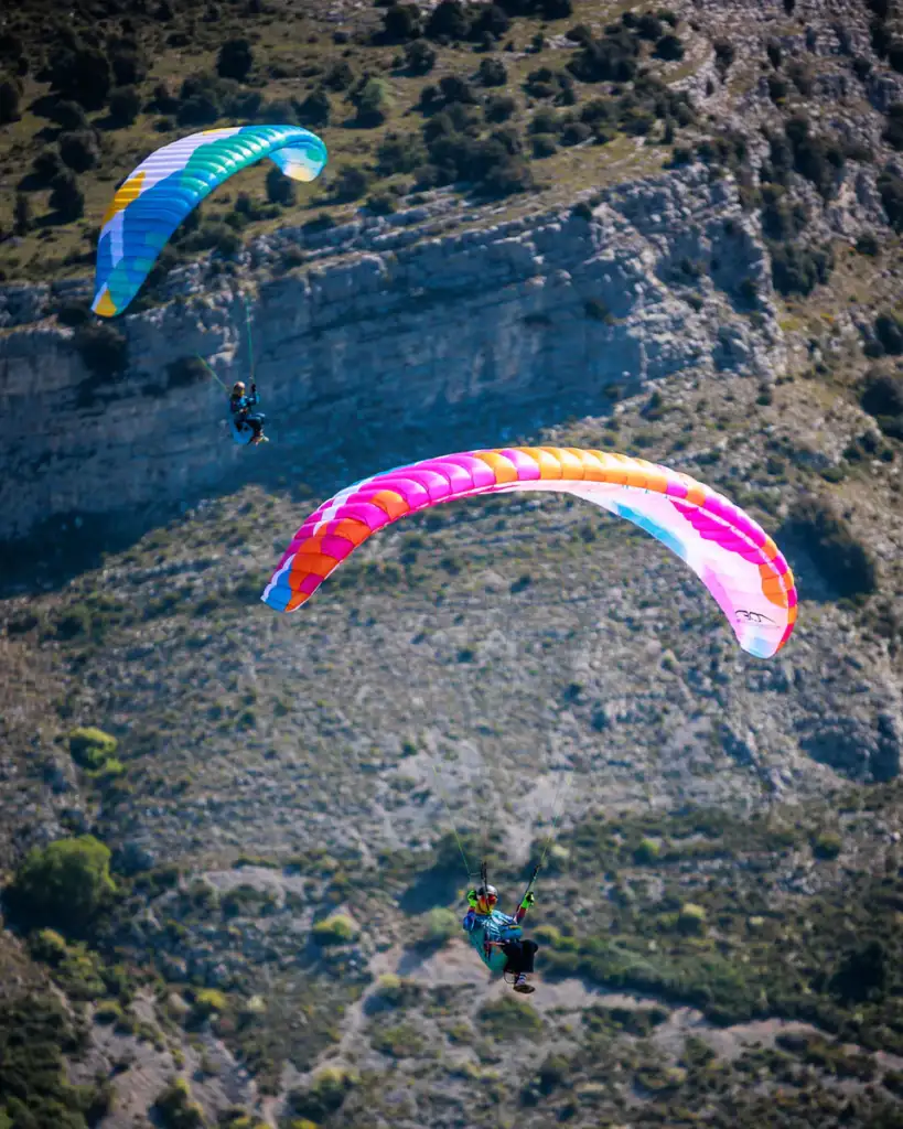 Deux BGD KISS 2 en vol devant une falaise rocheuse